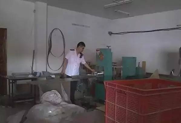 丹阳一纸制品厂被查 生产环境恶劣 餐盒被爆属三无产品